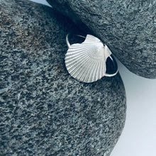 Load image into Gallery viewer, Silver Scallop Shell Ring