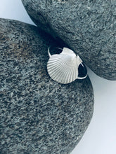 Load image into Gallery viewer, Silver Scallop Shell Ring