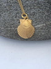 Load image into Gallery viewer, Gold Scallop Necklace