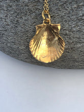 Load image into Gallery viewer, Gold Scallop Necklace