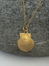 Load image into Gallery viewer, Gold Scallop Necklace