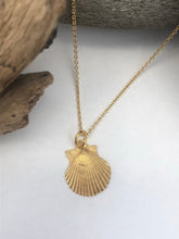 Load image into Gallery viewer, Gold Scallop Necklace